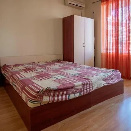 Apartment Spacious Family Friendly - 5 Min From The Beach!