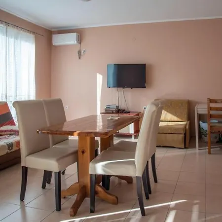 Spacious Family Friendly - 5 Min From The Beach! *
