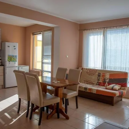 Apartment Spacious Family Friendly - 5 Min From The Beach!