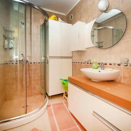 Apartment Spacious Family Friendly - 5 Min From The Beach!